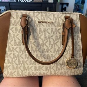 Michael Kors Sachel.